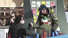 Italský ly�a� Dominik Paris slaví triumf ve sjezdu v Bormiu, gratuluje mu...