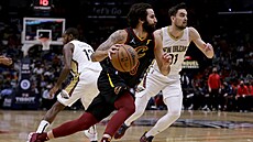 Ricky Rubio z Clevelandu u míe, brání ho Tomá Satoranský z New Orleans.