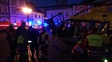 Zdravotničtí záchranáři zasahovali u požáru bytu v Jičíně. Jedna z žen je v...