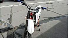 Motocykl s helmou byl ukraden z klny v srpnu 2021.