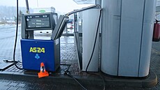 �idi�ka po na�epování paliva zapomn�la hadici ve vozidle a rozjela se. �koda...