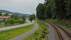 Tra 282 vede v tsné blízkosti silnice II/487 a cyklostezky.