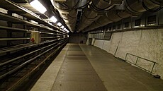Tunel mezi generátorem a transformátorem. V hliníkovém potrubí pod stropem je...