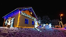 D�m rodiny Hofírkových pokrývají tisíce sv�týlek. Ka�dý rok k nim p�ibude n�co...