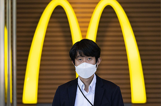 Mu v rouce ped pobokou fast foodu na tokijském hlavním nádraí. etzec...