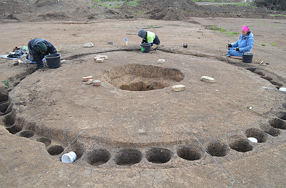 Výzkum mohyly s kruhovým palisádovým �labem.