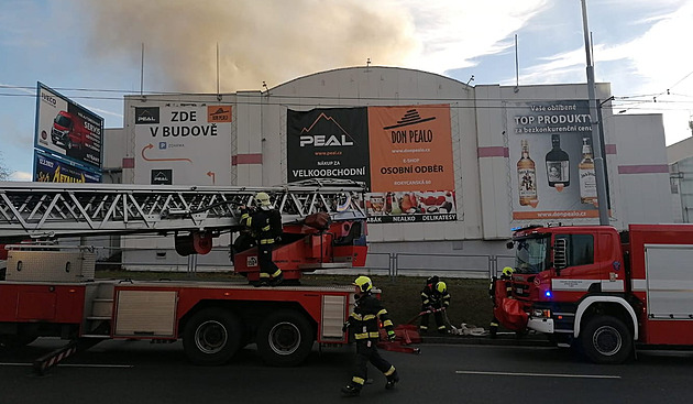 Hasiči v Plzni bojovali s požárem skladu potravin. Odhad škody je 20 milionů