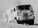 Nákladní automobil Tatra vedený Karlem Lopraisem na trati etapy z Ataru do...