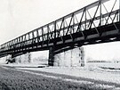 Ocelový most pes nové koryto Dyje za Hevlínem. Most odstelila nmecká armáda...