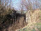 Oprné zdi mostku pes Neuwiesgraben na trati z (Novosedel) Wildendürnbachu do...