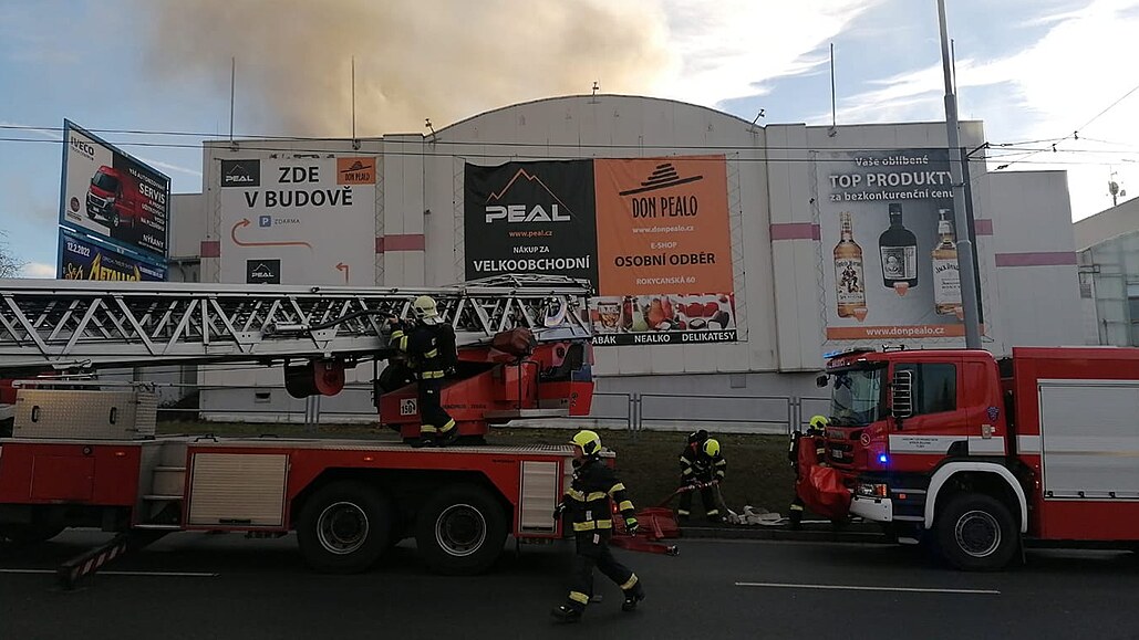 V Plzni hoří sklad potravin na Rokycanské třídě. (31. prosince 2021)