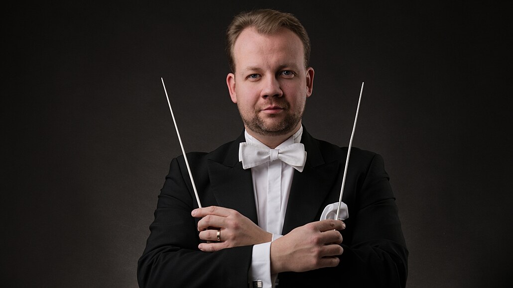 �éfdirigent zlínské Filharmonie Bohuslava Martin� Robert Kru�ík (prosinec 2021)