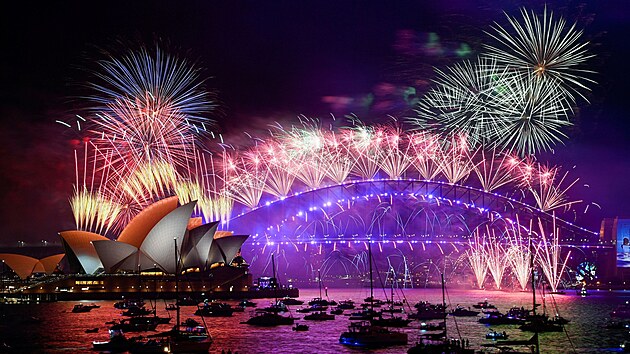V australskm Sydney oslavili pchod novho roku ohostrojem. (1. ledna 2022)