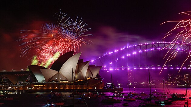 V australskm Sydney oslavili pchod novho roku ohostrojem. (1. ledna 2022)