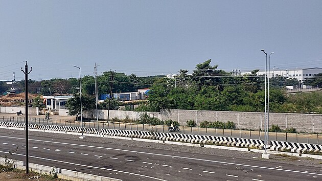 Zam�stnankyn� indick� pobo�ky firmy Foxconn, kter� dod�v� pro Apple, protestovaly kv�li ot�esn�m podm�nk�m na ubytovn�ch. Na sn�mku tov�rna Foxconnu. v indick�m �ennai. (22. prosince 2021) 