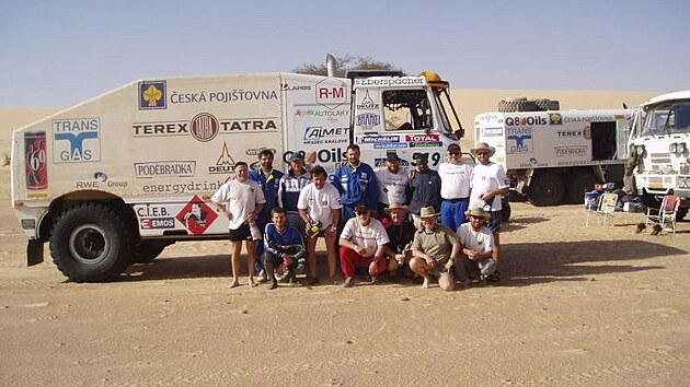 Karel Loprais (dole tvrt zleva ) s dalmi astnky ped jednou z etap Rallye Dakar (1. ledna 2005)