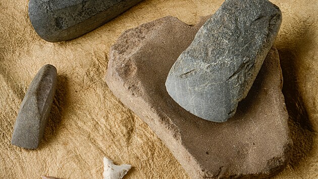 Výbava bohatých mužských hrobů kultury se šňůrovou keramikou často obsahuje kamenné artefakty, zbraně i nástroje.