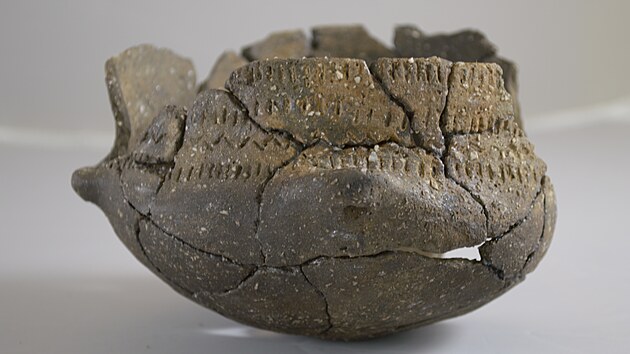 Keramick ndoba ze sdlitnho objektu, pozdn doba kamenn, kultura kulovitch amfor 3200 -2800 p. n. l.