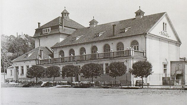 Budova Sokolovny ve Zl�n� (repro z knihy Ba�ovi filma�i)