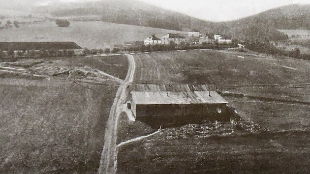 Prostor dnešního náměstí Práce, uprostřed Sokolská búda, nad ní vlevo panský ovčín, 1922, E.Staša (repro z knihy Baťovi filmaři)