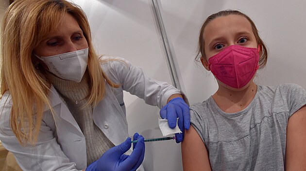 V sokolovském očkovacím centru začali očkovat zdravotníci děti od 5 do 11 let.