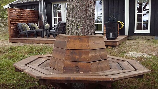 Ole vyrobil osmihrannou lavičku kolem stromu.