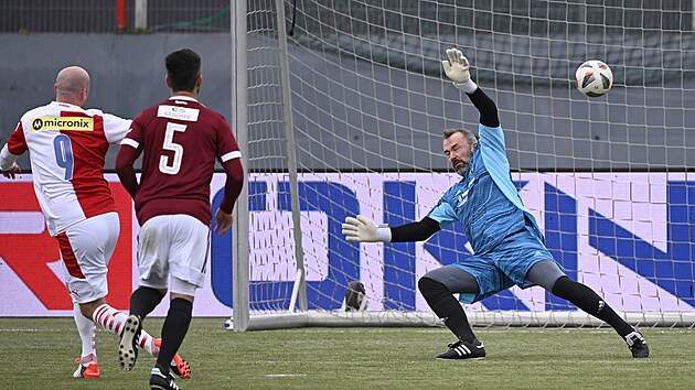 Jaromr Blaek inkasuje gl v Silvestrovskm derby.