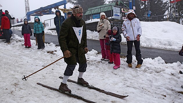 Jízdou lyžařů s historickou výstrojí oslavili na Šumavě padesát let sedačkové lanovky Pancíř. (30. 12. 2021)