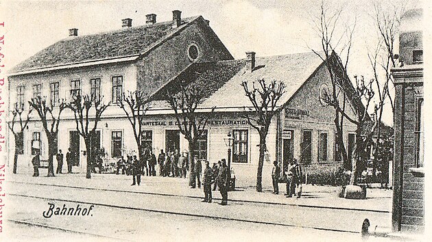 Nádraží Novosedly-Drnholec na dobové pohlednici z počátku 20. století