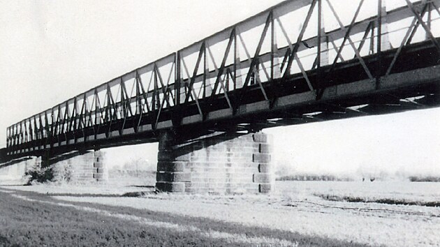 Ocelový most přes nové koryto Dyje za Hevlínem. Most odstřelila německá armáda...