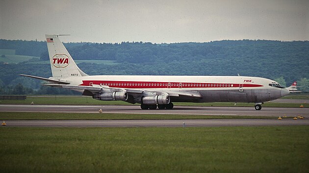 Společnost TWA měla na svých letounech nezaměnitelné zbarvení. Boeing 707-331B N18713 je zachycený při pojíždění na letišti Klotten v Curychu, rok 1973.