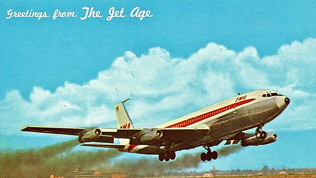 Reklamní pohlednice TWA se "sazometným" záběrem na startující sedm set sedmičku.