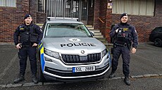 Policisté Jan Papež (vlevo) a Jan Polák, kteří na Boží hod zachránili dusící...