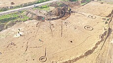 Poz�statky dlouhých dom� prvních zem�d�lc� z mlad�í doby kamenné a hroby...