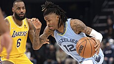 U mí�e Ja Morant z Memphisu, sleduje ho LeBron James z Los Angeles Lakers.