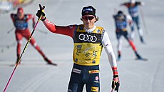 Norský bec na lyích Johannes Höslflot Klaebo slaví v cíli volné patnáctky v...