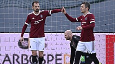 Silvestrovské derby: David Lafata ze Sparty (vpravo) pijímá gratulaci k...