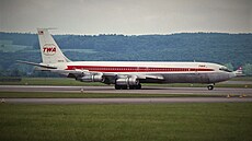 Spolenost TWA mla na svých letounech nezamnitelné zbarvení. Boeing 707-331B...