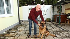 Pohyb kapelníkovi zaji��ují procházky se psem.