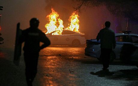 Hoící policejní auto pi protestech v kazaském mst Almaty. (5. ledna 2022)