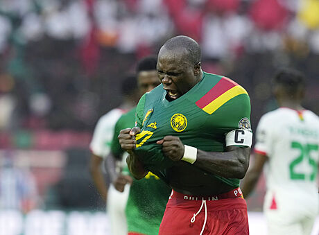 Kapitán kamerunského národního týmu Vincent Aboubakar slaví jeden ze svých gól...