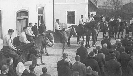 Píprava nmeckých mládenc na velikononí jízdu na koních ve Strýicích, co...