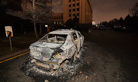 Spálená auta v nejvtím kazachstánském mst Almaty (5. ledna 2022)