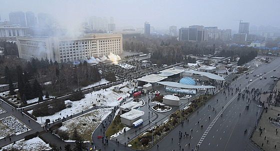 Hoící budova radnice v Almaty. Nejvtí msto Kazachstánu zachvátily protesty....