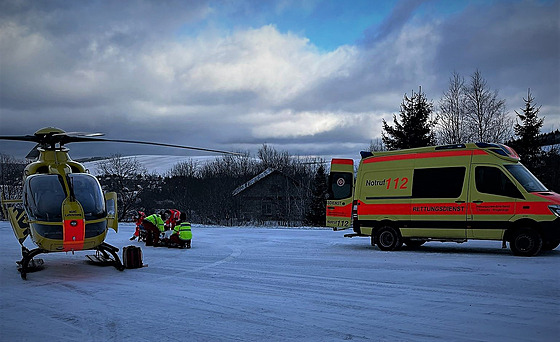 Pro zraněného lyžaře dorazili na Klínovec němečtí záchranáři. (5. ledna 2022)