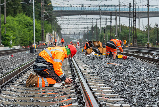 Rekonstrukce vlakové trat mezi Prahou a ernoicemi by mla skonit letos v...