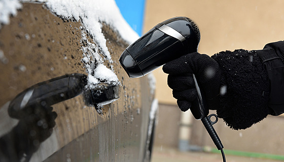 Pokud parkujete na dvo�e a máte po ruce zásuvku, pom��e pozvolné rozmrazení...
