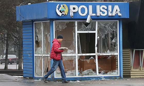 Mu prochází kolem policejní stanice, která byla poniena bhem masových...