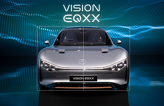 Mercedes pedstavil koncept Vision EQXX s logem umístným na pídi vozu mimo...