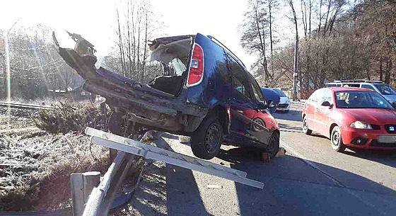 V Hlubo�kách na Olomoucku do�lo na p�ejezdu ke srá�ce osobního vlaku se �kodou...